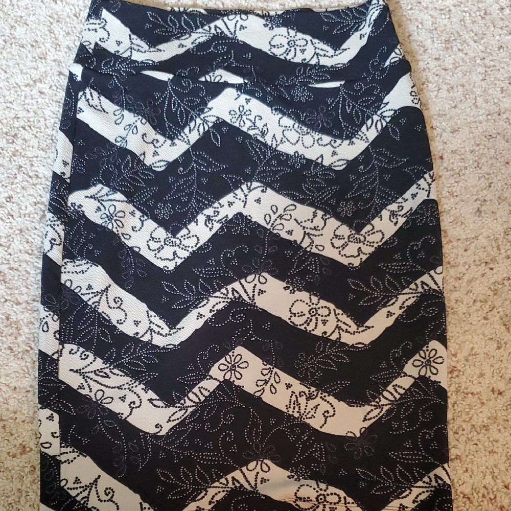 #CAS23 (CH) NWOT  LuLaRoe Cassie Black and Cream  Pencil Skirt